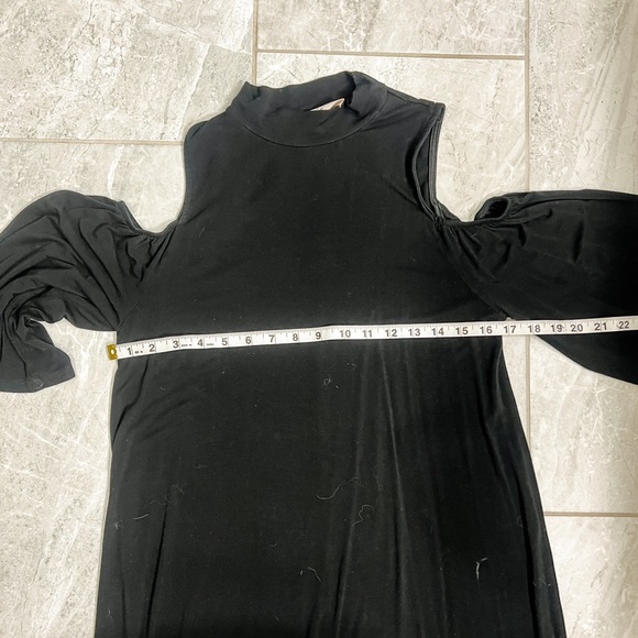Everly Black Mock Neck Cold Shoulder Flared Sleeve Stretch Knit Dress Size Small - Picture 5 of 8